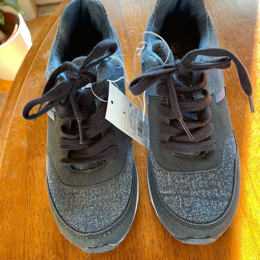 Cat and Jack boy’s blue chambray kids size 5 sneakers